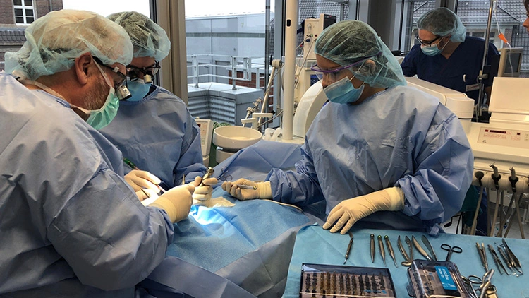 OP-Situation: Implantation mit perfekt eingespieltem OP-Team.