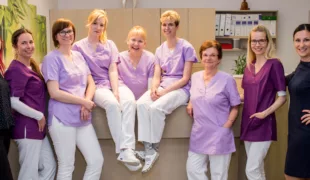Das Praxisteam von Sandra Schiwon (3. von rechts) mit den Spezialistinnen von Dentsply Sirona.