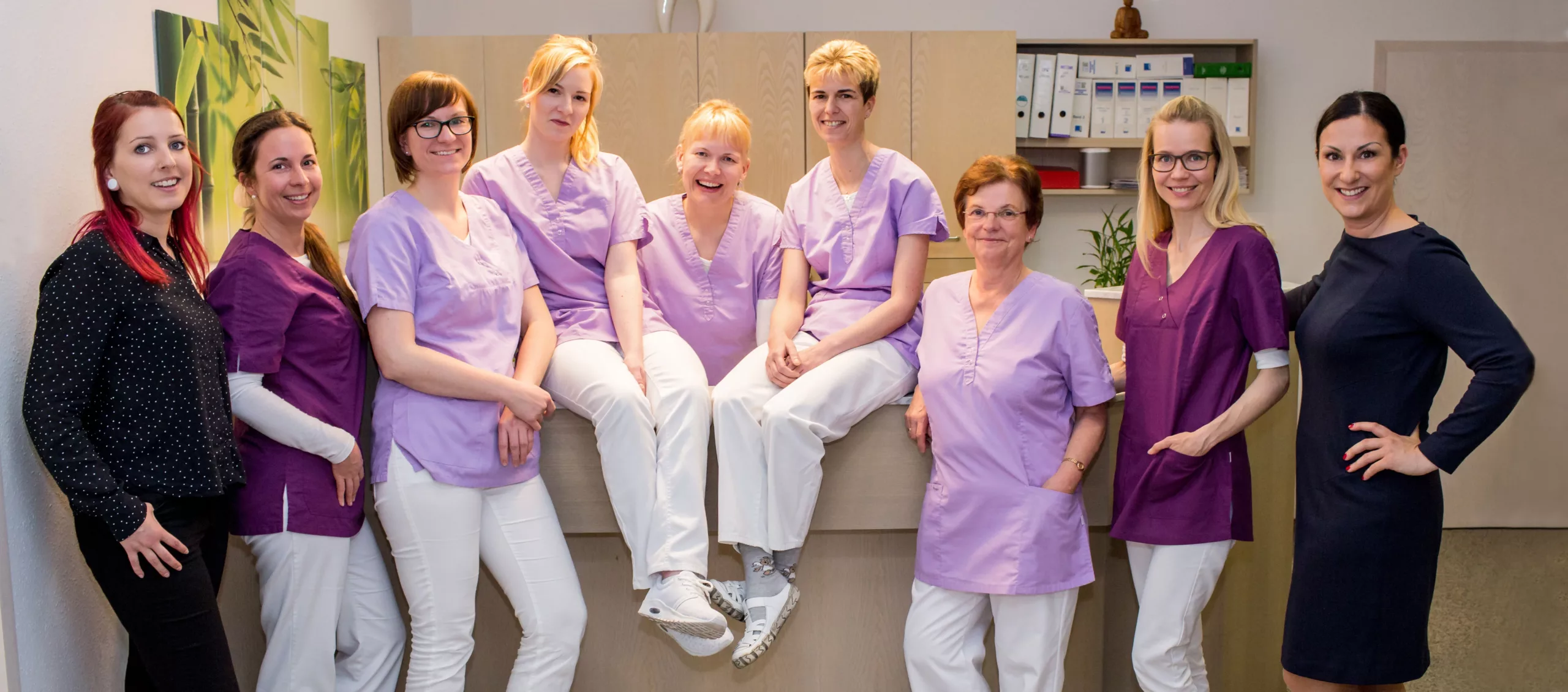 Das Praxisteam von Sandra Schiwon (3. von rechts) mit den Spezialistinnen von Dentsply Sirona.