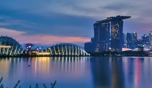 Singapurs beeindruckende Skyline bei Nacht.