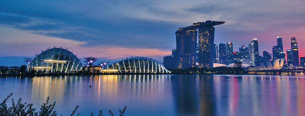 Singapurs beeindruckende Skyline bei Nacht.