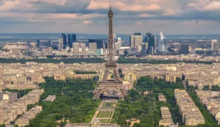 Die Hauptstadt von Frankreich: Blick auf den Pariser Eiffelturm, dahinter der Finanzdistrikt La Défense.