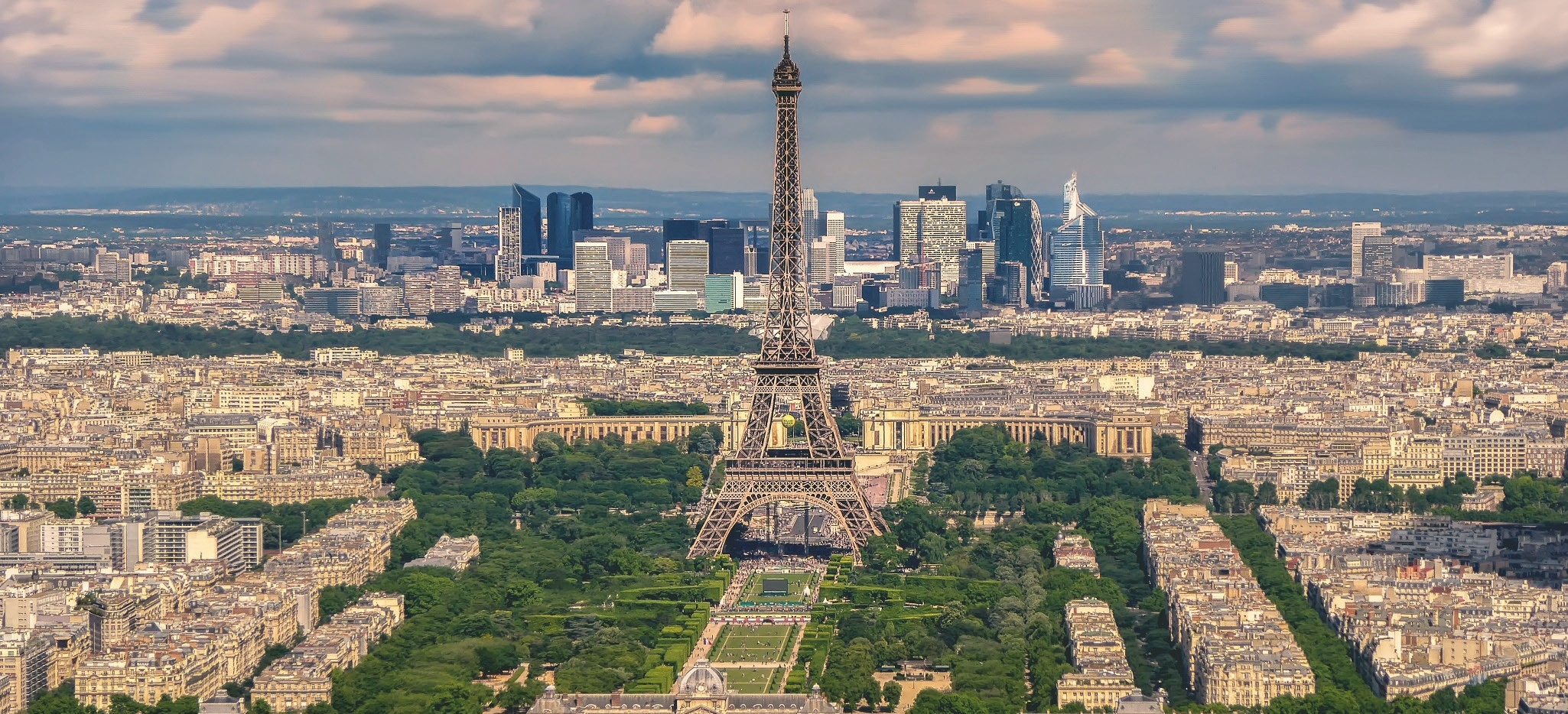 Die Hauptstadt von Frankreich: Blick auf den Pariser Eiffelturm, dahinter der Finanzdistrikt La Défense.
