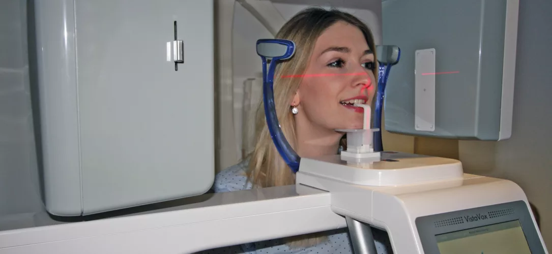 Die Patientenpositionierung ist dank der Positionierungslichtlinien einfach und klar und die Face-to-Face Positionierung vereinfacht die Kommunikation mit dem Patienten. Bei 3D-Aufnahmen ist eine Lichtlinie (Sagittale) für die Positionierung ausreichend,