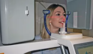 Die Patientenpositionierung ist dank der Positionierungslichtlinien einfach und klar und die Face-to-Face Positionierung vereinfacht die Kommunikation mit dem Patienten. Bei 3D-Aufnahmen ist eine Lichtlinie (Sagittale) für die Positionierung ausreichend,