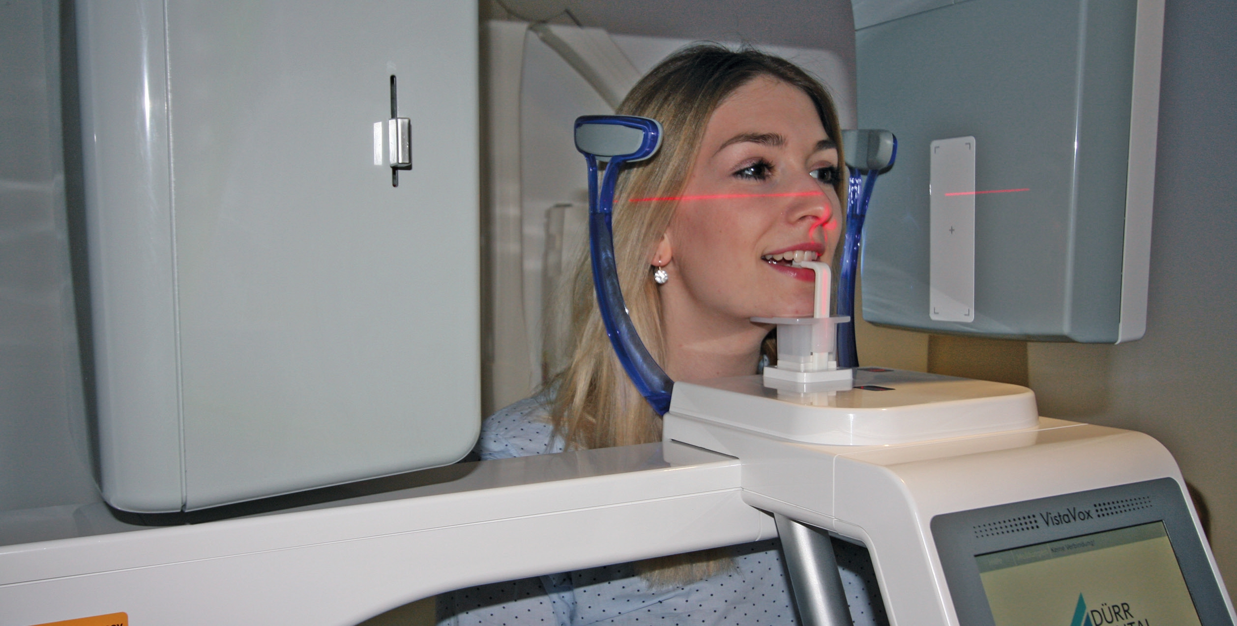 Die Patientenpositionierung ist dank der Positionierungslichtlinien einfach und klar und die Face-to-Face Positionierung vereinfacht die Kommunikation mit dem Patienten. Bei 3D-Aufnahmen ist eine Lichtlinie (Sagittale) für die Positionierung ausreichend,