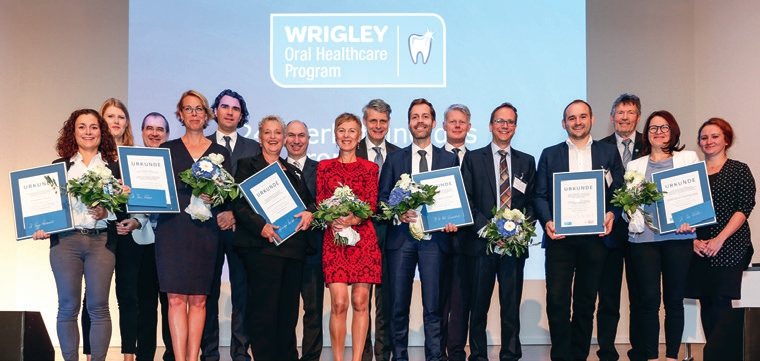Wrigley Prophylaxe Preis-Verleihung 2018: (v.l.): Dr. Peggy Herrmann (Sonderpreis, Hannover), Nina Wenzl (Mars Wrigley Confectionery, Unterhaching), Prof. Dr. Matthias Hannig (Jury, Homburg/Saar), Dr. Tina Krömer (1. Platz ÖGW, Eutin), Prof. Dr. Hendrik Meyer-Lückel (Jury, Bern), Ute Diehl (1. Platz ÖGW, Herborn), Dr. Michael Schäfer (Jury, Düsseldorf), Dipl. oec. troph. Marie-Luise Lenz-Graf (1. Platz ÖGW, Herborn), Prof. Dr. Thomas Attin (Jury, Zürich), PD Dr. Falk Schwendicke (3. Platz Wissenschaft, Berlin), Prof. Dr. Rainer Haak (Jury, Leipzig), Prof. Dr. Dirk Ziebolz und Dr. Gerhard Schmalz (1. Platz Wissenschaft, Leipzig), Prof. Dr. Joachim Klimek (Jury, Gießen), Dr. Ina M. Schüler (1. Platz Wissenschaft, Jena), Sabine Wegener (WOHP, Unterhaching).