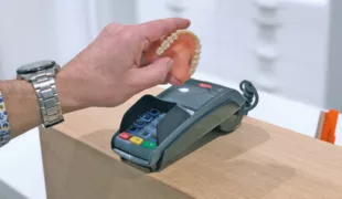 Mit einem Augenzwinkern sei folgende Anwendung genannt: Mit der eigenen Prothese könnte man theoretisch an einem Kassenterminal bezahlen, wenn diese mit einem NFC-Chip ausgestattet ist, auf den entsprechende Daten aufgespielt wurden. So bräuchte man nic
