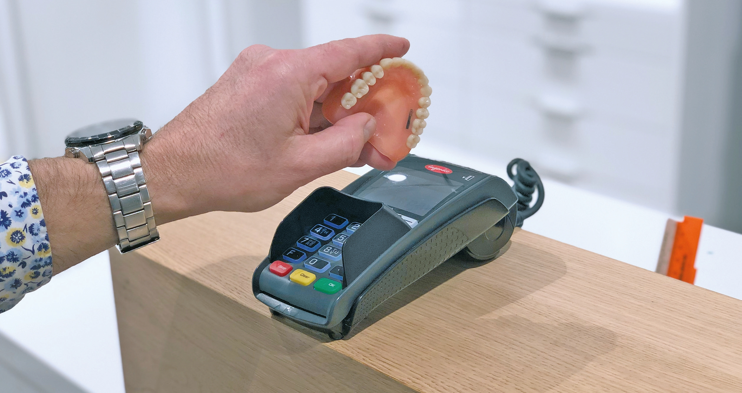 Mit einem Augenzwinkern sei folgende Anwendung genannt: Mit der eigenen Prothese könnte man theoretisch an einem Kassenterminal bezahlen, wenn diese mit einem NFC-Chip ausgestattet ist, auf den entsprechende Daten aufgespielt wurden. So bräuchte man nic