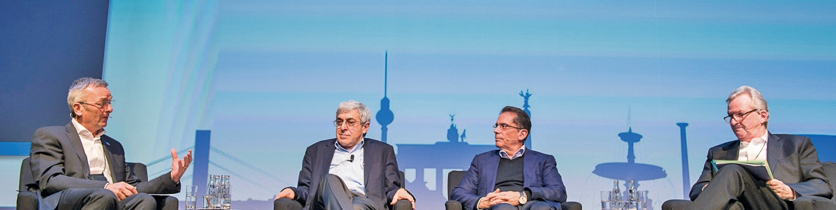 Podiumsdiskussion mit Mitgliedern des Management-Teams zur wirtschaftlichen Lage des Unternehmens und zu den Herausforderungen für 2017.