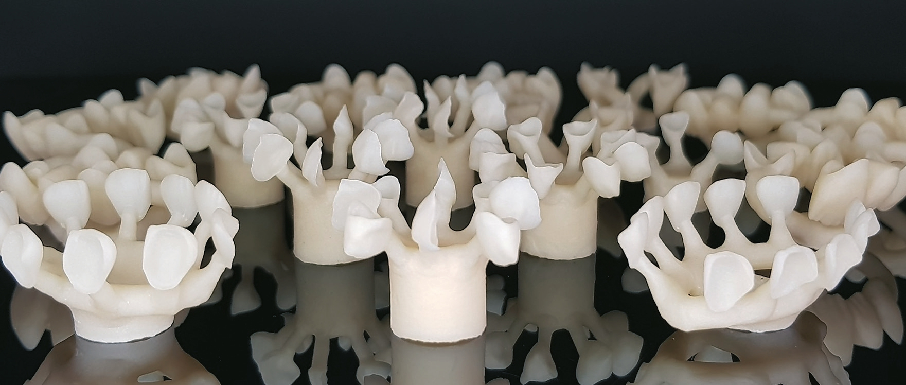 Hier reicht ein einziger Presskanal pro Restauration: zahlreiche Arbeiten (Celtra Press, Dentsply Sirona Prosthetics) frisch aus dem Muffelofen.