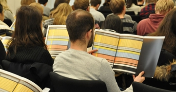 Abb.1: Bei Kulzer lernten die angehenden Zahnmediziner das richtige Lesen der Legierungstabelle.