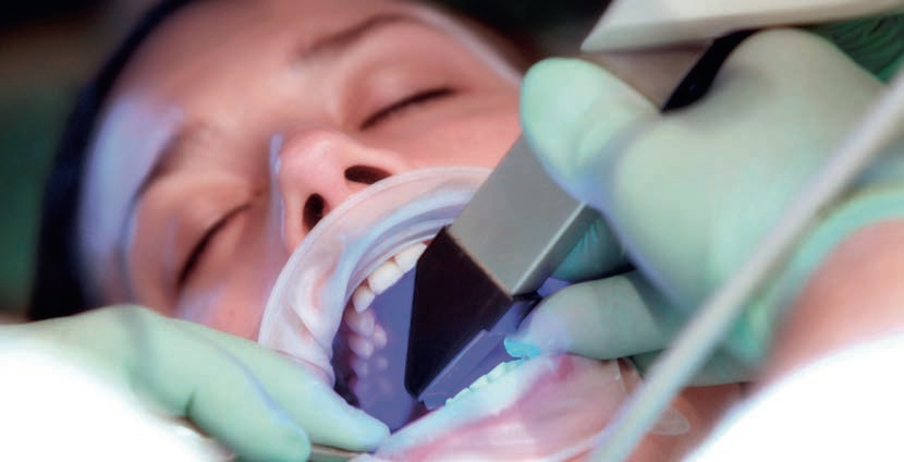 Die Intraoralaufnahme erfasst im Ganzkiefer-Scan die okklusale Funktion, die Bissverhältnisse mit Centric Guide sowie mittels Bissregistrat die realdynamischen Bewegungen zur Verarbeitung im virtuellen Artikulator.