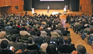 Das Auditorium im Wissenschafts- und Kongresszentrum Darmstadtium. Die Kongresssprache war Englisch mit Simultanübersetzungen in Deutsch, Italienisch, Spanisch, Russisch und Chinesisch.