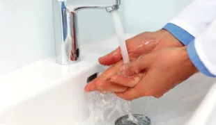Neu seit diesem März: Das Handwaschbecken ist mit Armaturen auszustatten, welche ohne Handberührungen bedienbar sind.