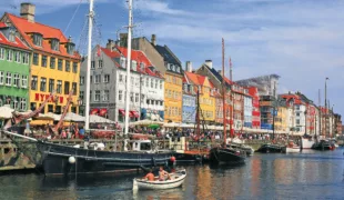 Blick auf die farbenfrohe Häuserzeile von Nyhavn in Kopenhagen, der Märchendichter Hans Christian Andersen soll hier im 19. Jahrhundert gewohnt haben.