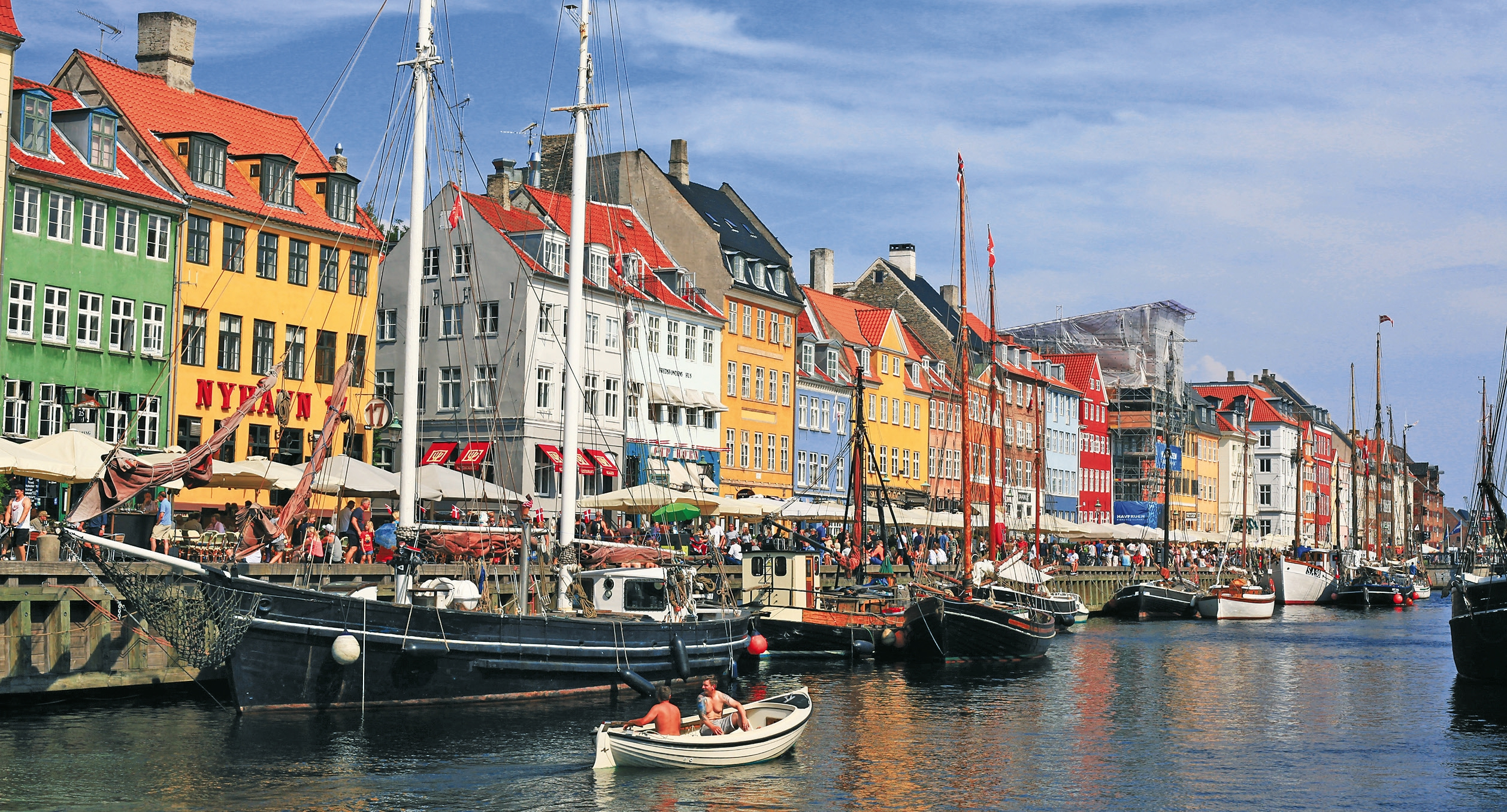 Blick auf die farbenfrohe Häuserzeile von Nyhavn in Kopenhagen, der Märchendichter Hans Christian Andersen soll hier im 19. Jahrhundert gewohnt haben.