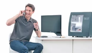 Praxen und Labore können per Telefon und Fernwartung unkomplizierte Hilfe erhalten.