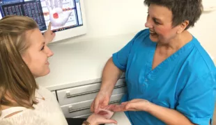 Gute Compliance! Wiedervorstellung in der UPT (3-Monatsintervcall). Die Entzündungswerte haben sich erfreulicherweise (siehe Handinnenfläche) deutlich reduziert. © Bild Godizart