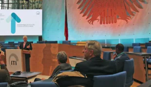 Prof. Dr. Kleinheinz bei der Begrüßung im ehemaligen Plenarsaal des Deutschen Bundestages.