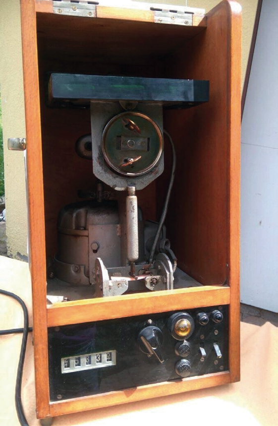 Abb. 1: Dieser Apparat wurde 1963 von den Meisterschülern selbst entworfen und gebaut. Hiermit hat man verschiedene Dentalkunststoffe auf Dauerelastizität geprüft und somit die Langzeitqualität getestet. Die Forschungsergebnisse wurden in der Zeitschrift „Zahntechnik“ veröffentlicht.
