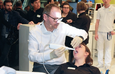 Dr. Ingo Baresel demonstrierte den Scanvorgang.