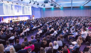 Ein bis auf den letzten Platz gefülltes Auditorium.