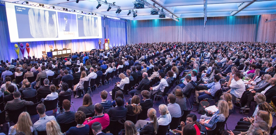 Ein bis auf den letzten Platz gefülltes Auditorium.