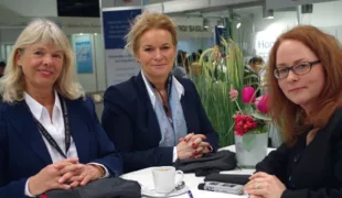 (v.l.n.r.): Sabine Zude (Geschäftsführerin CGM) und Michaela Bicker (Leitung Vertriebsmarketing CGM) im Gespräch mit ZMK-Journalistin Dagmar Kromer-Busch.