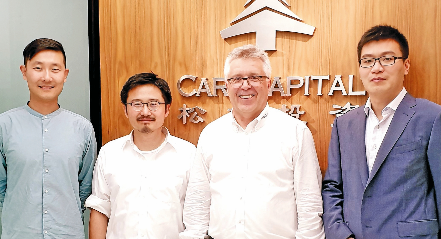 Von links: Jian Guan (BEGO Implant Systems), Dai Feng (Care Capital Advisors); Walter Esinger (BEGO Implant Systems) und Dr. Chen Guang (Care Capital Advisors).