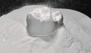 Abb. 1: Zirkonoxidpulver mit einer im Weißzustand gefrästen Krone.