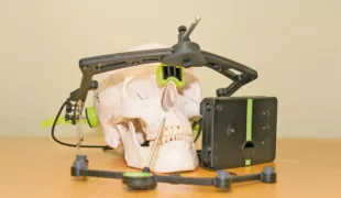 Ausführliche Analyse der Schädelverhältnisse und Überprüfung der erhobenen patientenindividuellen Daten der Dreh-, Gleit- und Schließbewegungen des Unterkiefers (Messinstrument: PlaneAnalyser, Zirkonzahn).