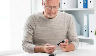Blutzuckermessung bei einem Diabetiker.