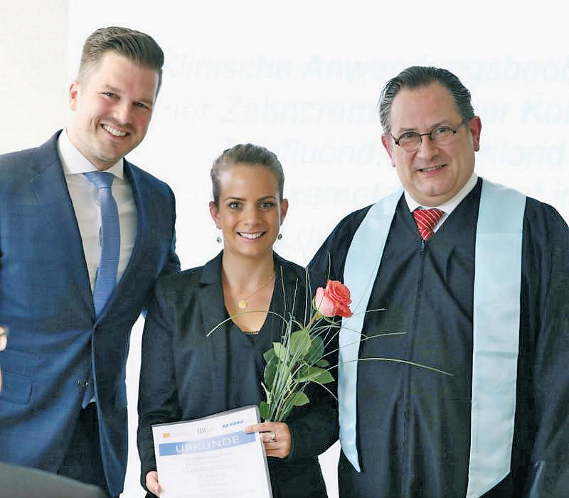 Verleihung des meridol®-Preises an Frau Elenea Di Leonardo durch Herrn Gereon Otto und Prof. Dr. Georg Gaßmann (rechts).