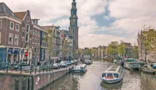 Die Grachten (Kanäle) prägen mit rund 75 km Gesamtlänge das Bild der niederländischen Hauptstadt Amsterdam.