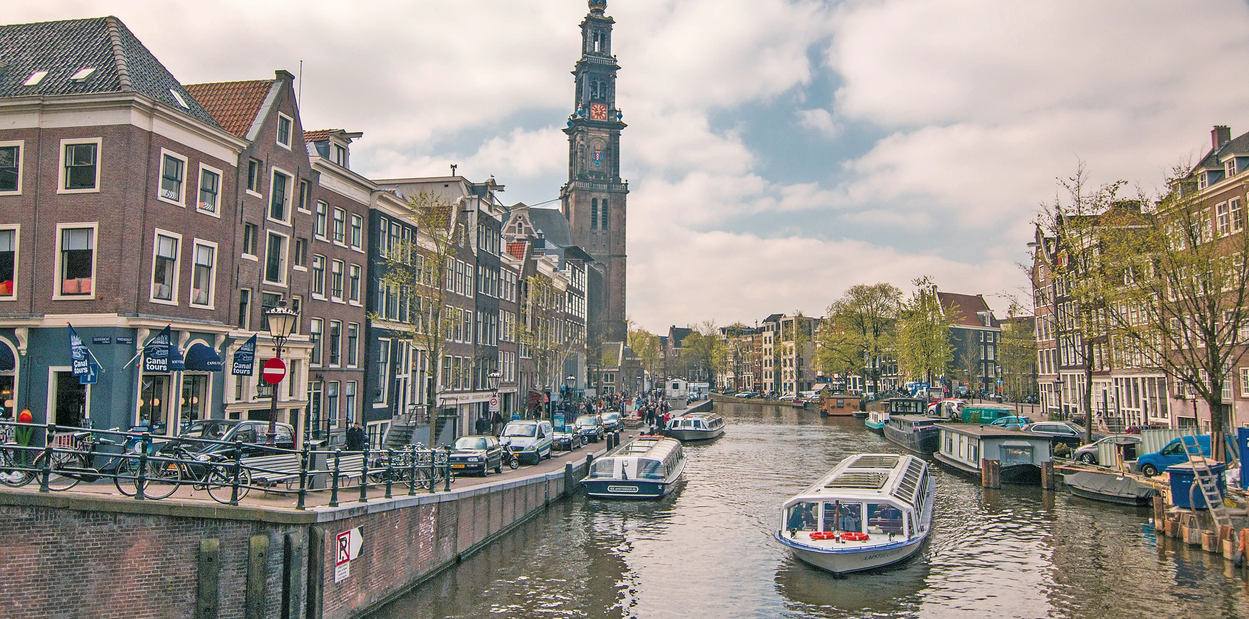Die Grachten (Kanäle) prägen mit rund 75 km Gesamtlänge das Bild der niederländischen Hauptstadt Amsterdam.