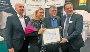 Bei der Übergabe des Qualitätszertifikats (von links): Ingo Fritz, Lea Ellermeier und Rüdger Rubbert von der NDI AG gemeinsam mit Dr. Dirk Duddeck von der CleanImplant Foundation
