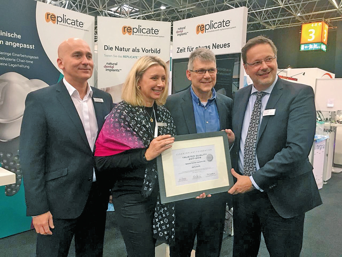 Bei der Übergabe des Qualitätszertifikats (von links): Ingo Fritz, Lea Ellermeier und Rüdger Rubbert von der NDI AG gemeinsam mit Dr. Dirk Duddeck von der CleanImplant Foundation