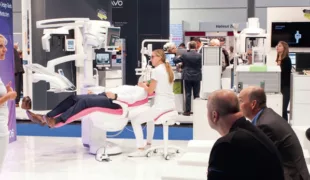 Mehrmals täglich präsentierte Dr. Nicole Ettl, gemeinsam mit ihrem zahnärztlichen Team, den digitalen Workflow in der „Dream Clinic“.