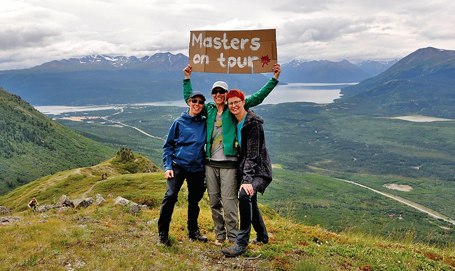 Abb. 1: Die steilen 400 Meter bis zum Gipfel haben sich gelohnt. Drei Zahntechnikermeisterinnen aus Deutschland freuen sich oben auf dem Caribou Mountain (Ontario/Kanada): ZTM Sandra Hahn, ZTM Beatrix Goltz, ZTM Amina Assem (v. l.). Was für eine super Aussicht!
