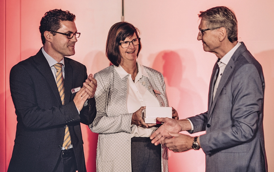 Abb. 1: ZTM Jürg Stuck (rechts) hatte ein besonderes Geburtstagsgeschenk mitgebracht und überreichte dies Claudia Schenkel-Thiel (amtierende Managing Director von CANDULOR) und Michael Hammer (Managing Director 2014–2016).