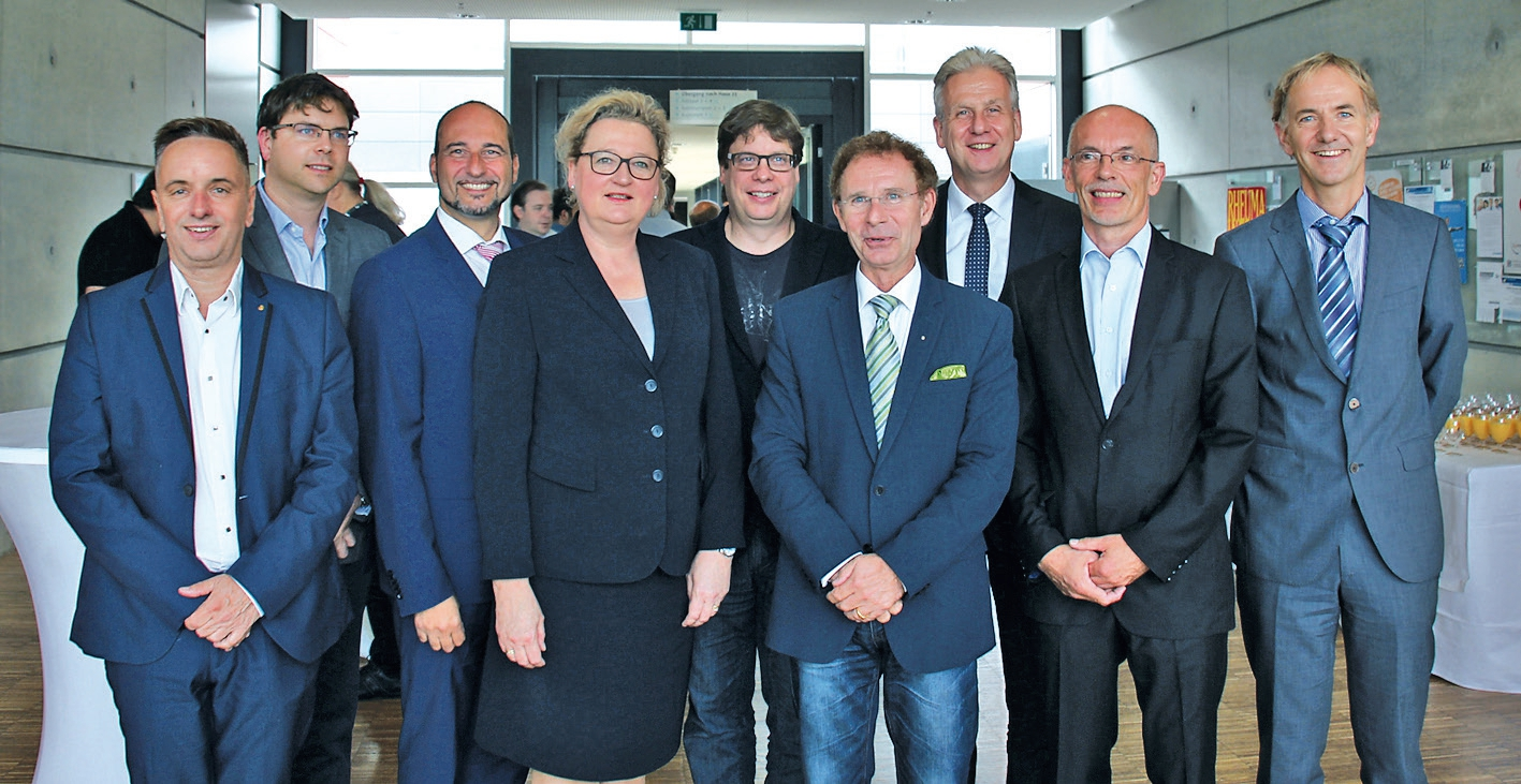 Die Referenten des Sommersymposiums: (von links) Dr. Thorsten Conrad (Bingen), PD Dr. Dr. Philipp Streckbein (Gießen), Prof. Dr. Dr. Bilal Al-Nawas (Halle), RA Susanne Ottmann-Kolbe (München), Prof. Dr. Mathias Schneider (Dresden), Prof. Dr. Dr. Knut A. Grötz (Wiesbaden), Prof. Dr. Peter Pospiech (Berlin), Dr. Rainer sFries (Saarbrücken), Prof. Dr. Hans-Joachim Nickenig (Köln). © Barbara Ritzert
