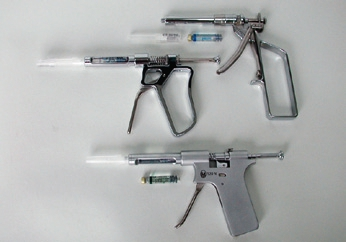 Abb. 1: Injektionssysteme mit integrierten mehrstufigen Hebelsystemen für intraligamentale Injektionen – Pistolenspritzen Ligmaject, Peripress und Ultraject.