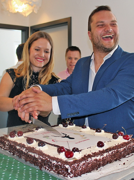 Als Eröffnungsgeschenk spendierte die VITA Zahnfabrik eine Torte, hier Benjamin Schick mit seiner Verlobten beim Anschneiden.
