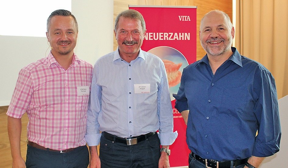 Abb. 1: V. l.: Claus Pukropp, Viktor Fürgut und Karl-Heinz Körholz stehen bei der VITA Roadshow interessierten Zahntechnikern und Zahnärzten Rede und Antwort zum Thema konventionelle und digitale Totalprothetik.
