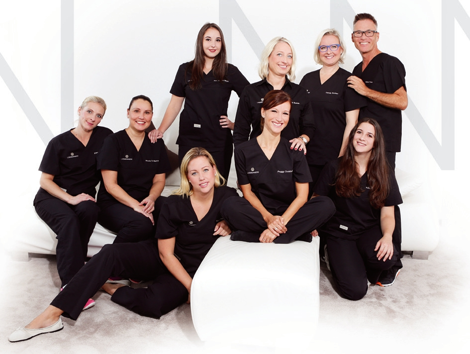 Praxisbekleidung mit individuellem Stickservice.