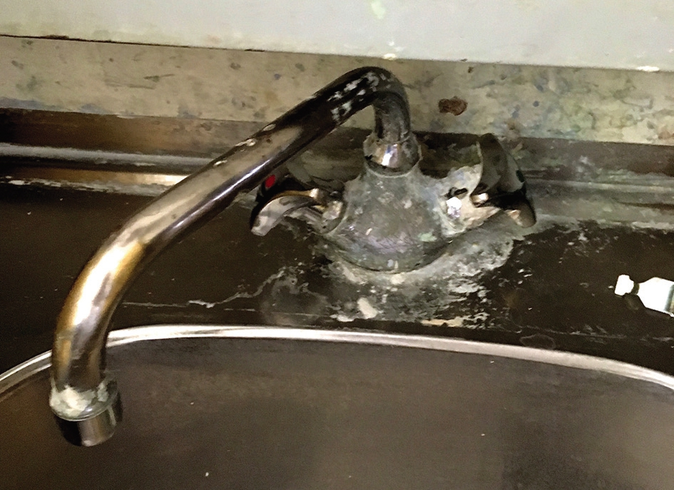 Abb.1: Starke Verkrustungen am Wasserhahn zeugen davon, dass der Gipsraum zum Stiefkind des Labors wurde.