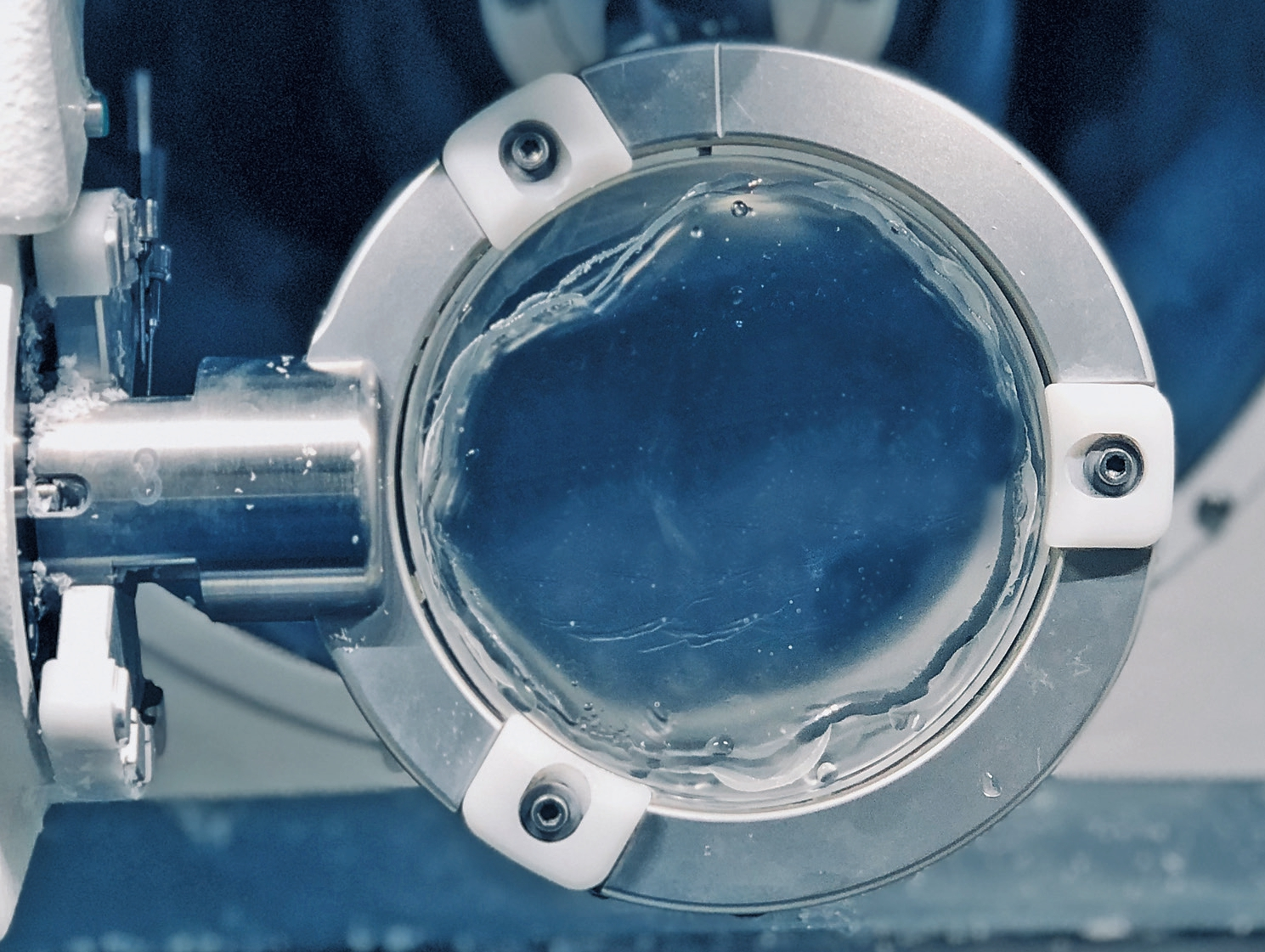 Abb. 1: Der aufgefüllte Blank direkt aus dem Drucktopf, blasenfrei und absolut hochtransparent.