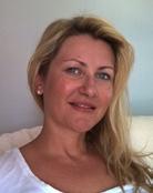 Dr. Lidija Wellisch - Von 2006 bis 2012 Studium der Zahnmedizin an der LMU München, nach zweijähriger Assistenzzeit 2015 in eigener Praxis in Holzkirchen niedergelassen, 2017 Promotion zum Thema „Exkavation mit konventionellen und selbstlimitierenden Verfahren“.