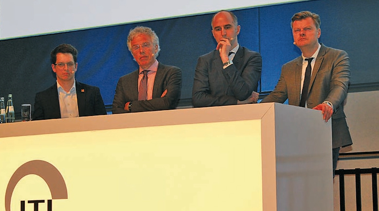 Diskussionsrunde zum Thema „Chirurgie“ (von links): PD Dr. Stefan Röhling, Prof. Dr. Dr. Dieter Weingart, Prof. Dr. Stefan Fickl und Dr. Arndt Happe.